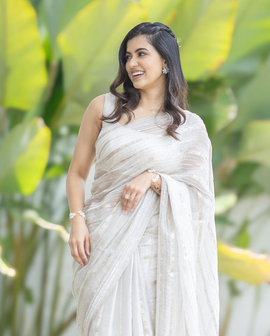 tamil actress anju kurian stills in sleeveless white saree